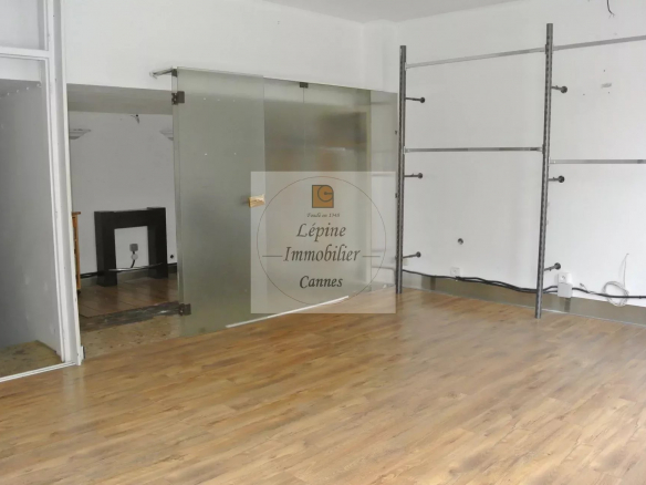 Local Commercial, Avec vitrine sur rue.
