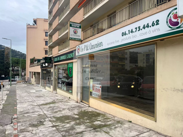 Local Commercial, Avec vitrine sur rue.