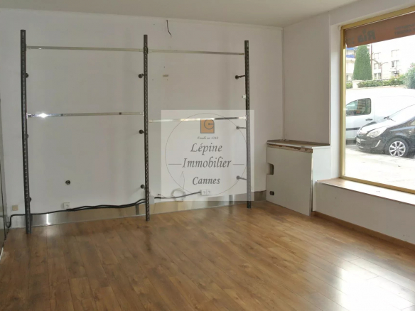 Local Commercial, Avec vitrine sur rue.