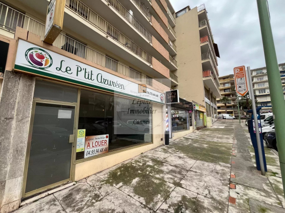 Local Commercial, Avec vitrine sur rue.