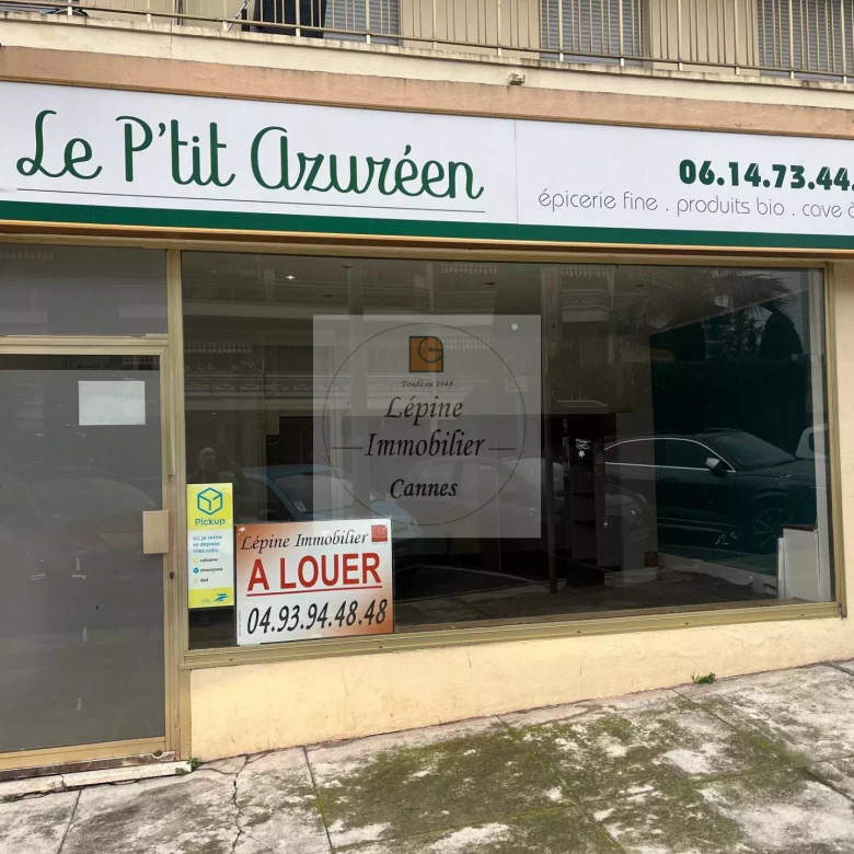 Local Commercial, Avec vitrine sur rue.
