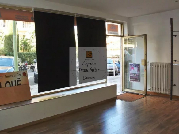 Local Commercial, Avec vitrine sur rue.