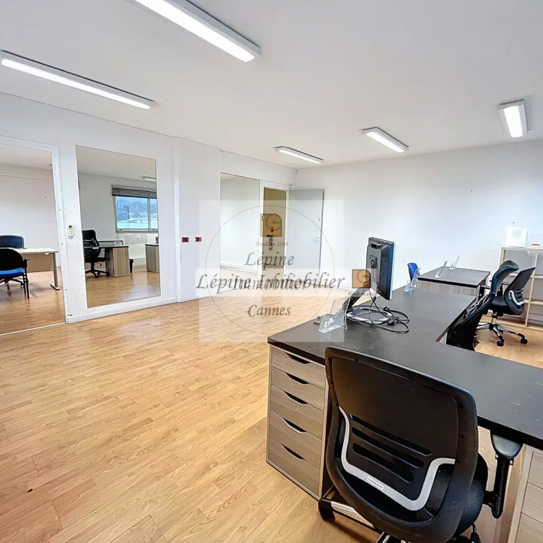 MOUGINS – CHEMIN DES CAMPELIÈRES – BUREAUX 100 M² – 3 PARKINGS