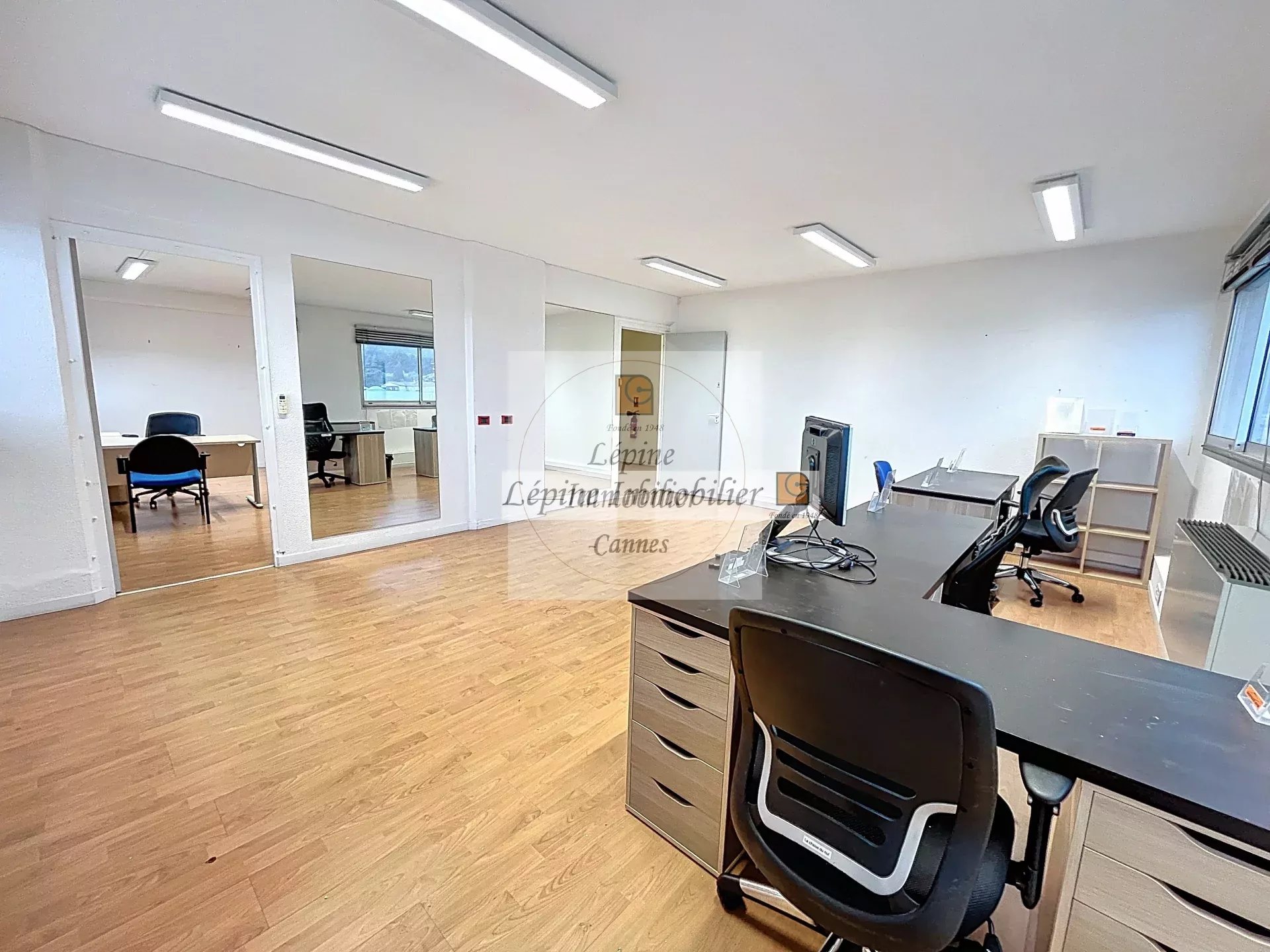 MOUGINS – CHEMIN DES CAMPELIÈRES – BUREAUX 100 M² – 3 PARKINGS