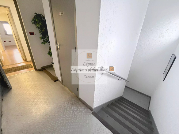 MOUGINS – CHEMIN DES CAMPELIÈRES – BUREAUX 100 M² – 3 PARKINGS