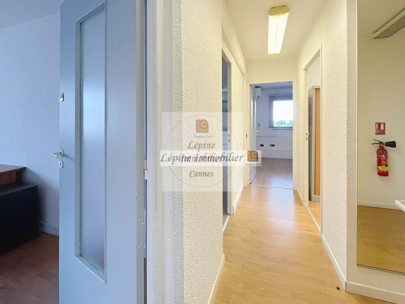 MOUGINS – CHEMIN DES CAMPELIÈRES – BUREAUX 100 M² – 3 PARKINGS