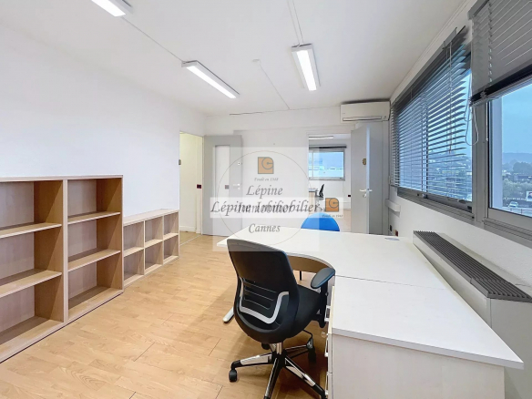 MOUGINS – CHEMIN DES CAMPELIÈRES – BUREAUX 100 M² – 3 PARKINGS