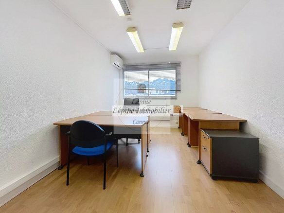 MOUGINS – CHEMIN DES CAMPELIÈRES – BUREAUX 100 M² – 3 PARKINGS
