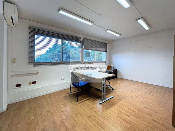MOUGINS – CHEMIN DES CAMPELIÈRES – BUREAUX 100 M² – 3 PARKINGS