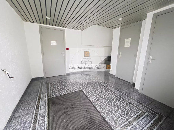 MOUGINS – CHEMIN DES CAMPELIÈRES – BUREAUX 100 M² – 3 PARKINGS