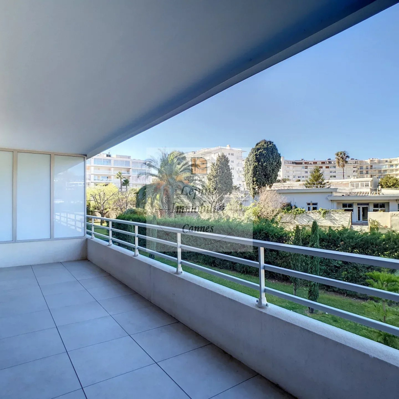 Cannes Palm Beach, 4P de 100m² avec double box.