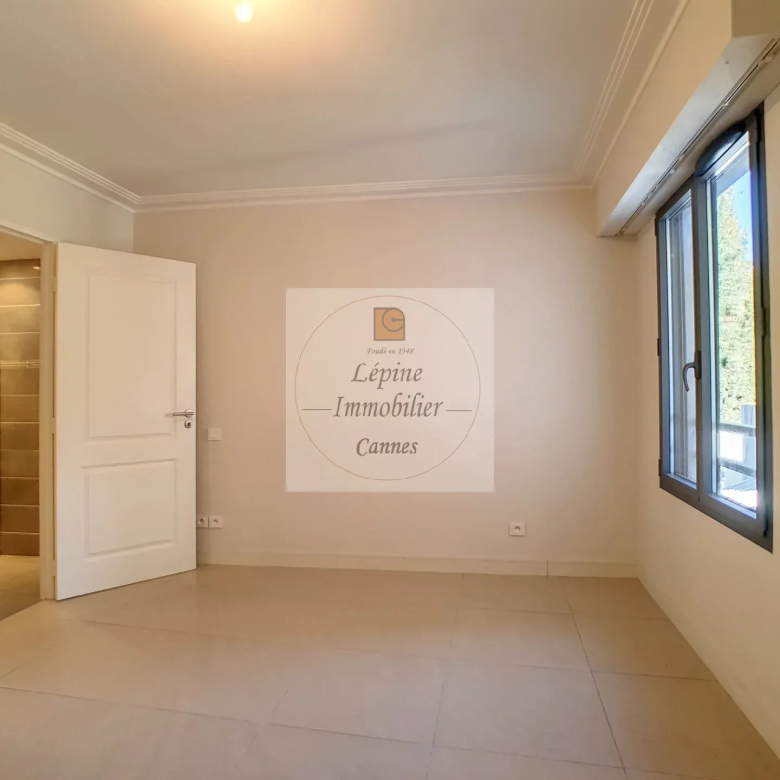 Cannes Palm Beach, 4P de 100m² avec double box.