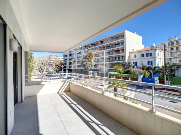 Cannes Palm Beach, 4P de 100m² avec double box.