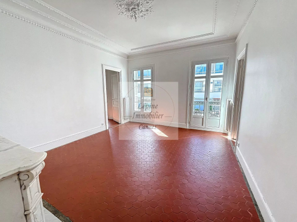 APPARTEMENT 6 PIECES VIDE – VOLUMES, CARACTERE, SITUATION CENTRALE