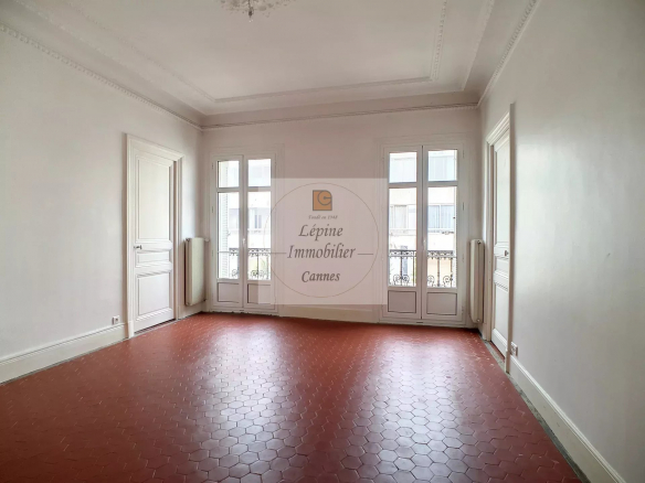 APPARTEMENT 6 PIECES VIDE – VOLUMES, CARACTERE, SITUATION CENTRALE