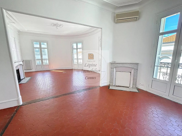APPARTEMENT 6 PIECES VIDE – VOLUMES, CARACTERE, SITUATION CENTRALE