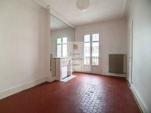 APPARTEMENT 6 PIECES VIDE – VOLUMES, CARACTERE, SITUATION CENTRALE