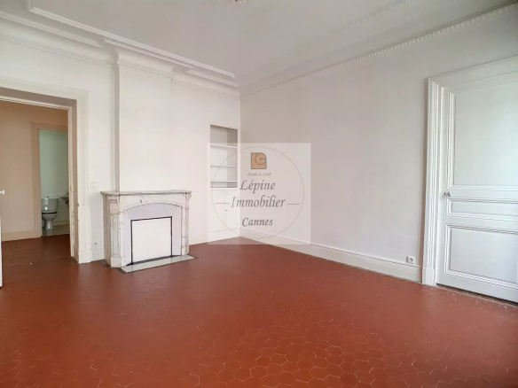 APPARTEMENT 6 PIECES VIDE – VOLUMES, CARACTERE, SITUATION CENTRALE