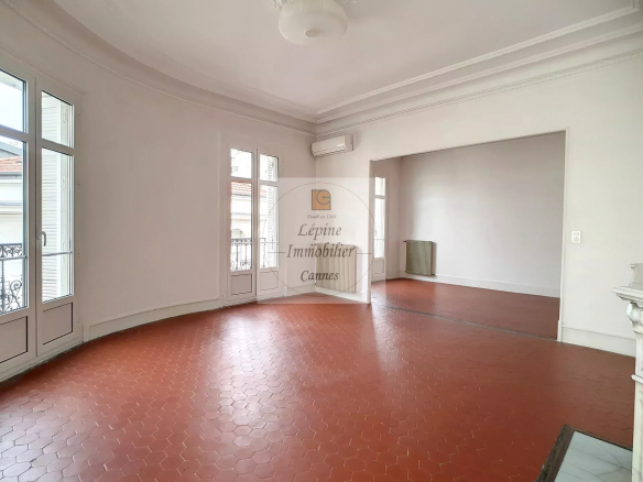 APPARTEMENT 6 PIECES VIDE – VOLUMES, CARACTERE, SITUATION CENTRALE