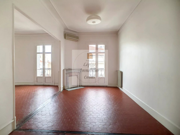 APPARTEMENT 6 PIECES VIDE – VOLUMES, CARACTERE, SITUATION CENTRALE