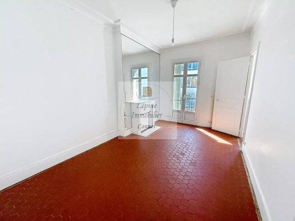 APPARTEMENT 6 PIECES VIDE – VOLUMES, CARACTERE, SITUATION CENTRALE