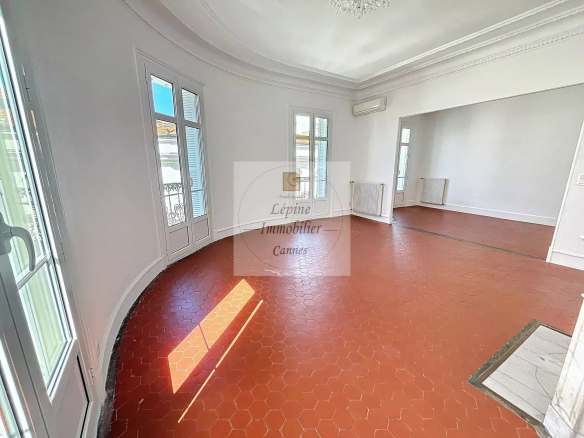 APPARTEMENT 6 PIECES VIDE – VOLUMES, CARACTERE, SITUATION CENTRALE