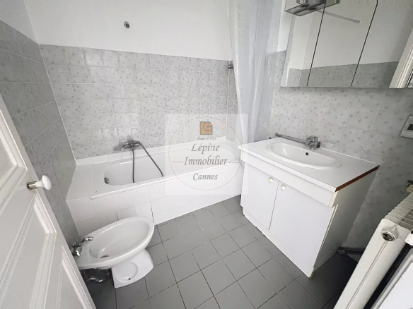 APPARTEMENT 6 PIECES VIDE – VOLUMES, CARACTERE, SITUATION CENTRALE