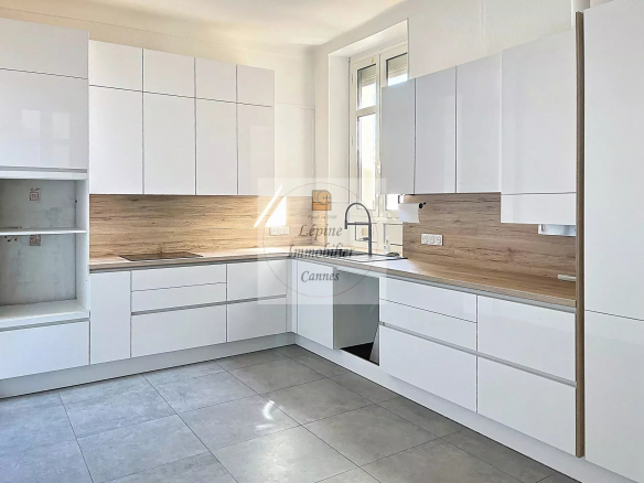 APPARTEMENT 6 PIECES VIDE – VOLUMES, CARACTERE, SITUATION CENTRALE