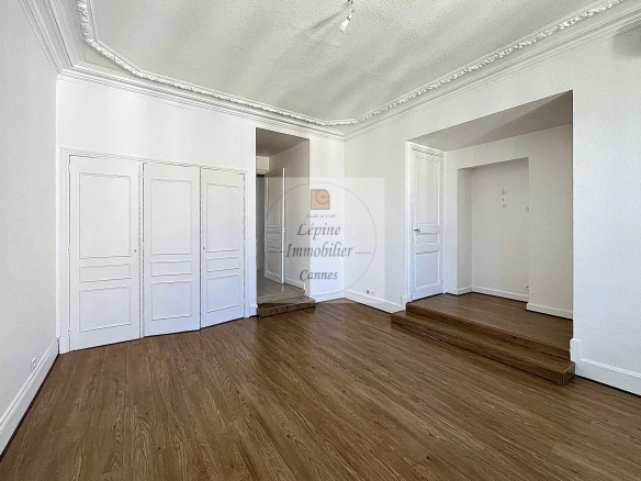 APPARTEMENT 6 PIECES VIDE – VOLUMES, CARACTERE, SITUATION CENTRALE