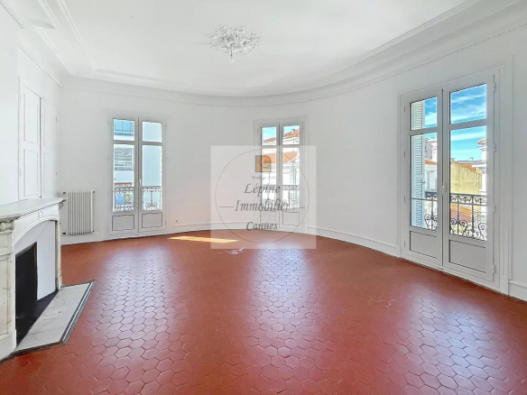 APPARTEMENT 6 PIECES VIDE – VOLUMES, CARACTERE, SITUATION CENTRALE