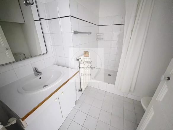 APPARTEMENT 6 PIECES VIDE – VOLUMES, CARACTERE, SITUATION CENTRALE