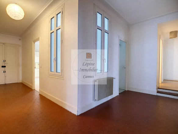 APPARTEMENT 6 PIECES VIDE – VOLUMES, CARACTERE, SITUATION CENTRALE