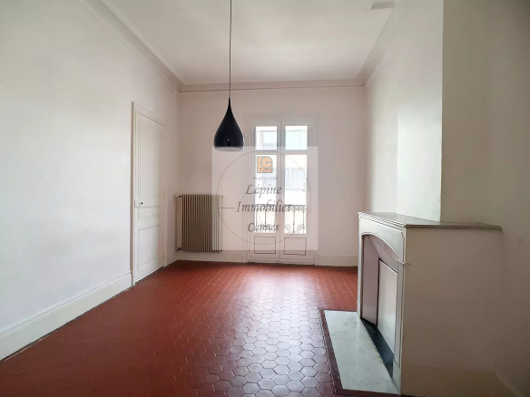 APPARTEMENT 6 PIECES VIDE – VOLUMES, CARACTERE, SITUATION CENTRALE