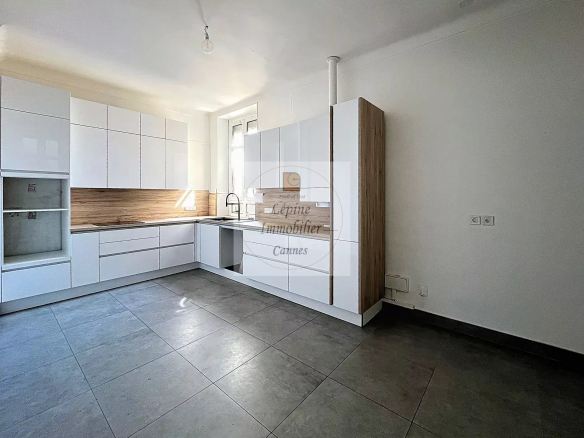 APPARTEMENT 6 PIECES VIDE – VOLUMES, CARACTERE, SITUATION CENTRALE