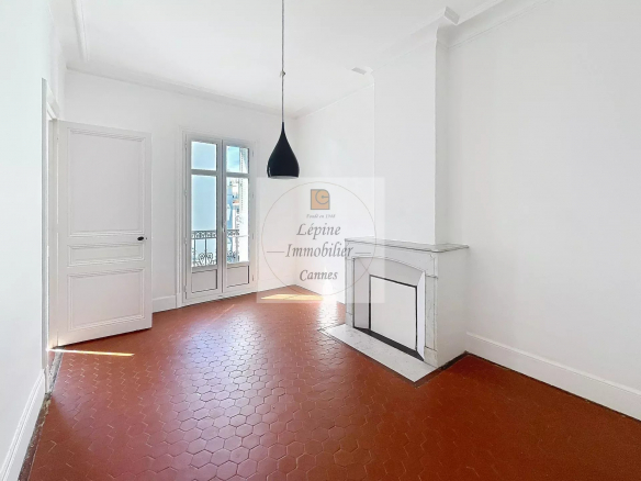 APPARTEMENT 6 PIECES VIDE – VOLUMES, CARACTERE, SITUATION CENTRALE