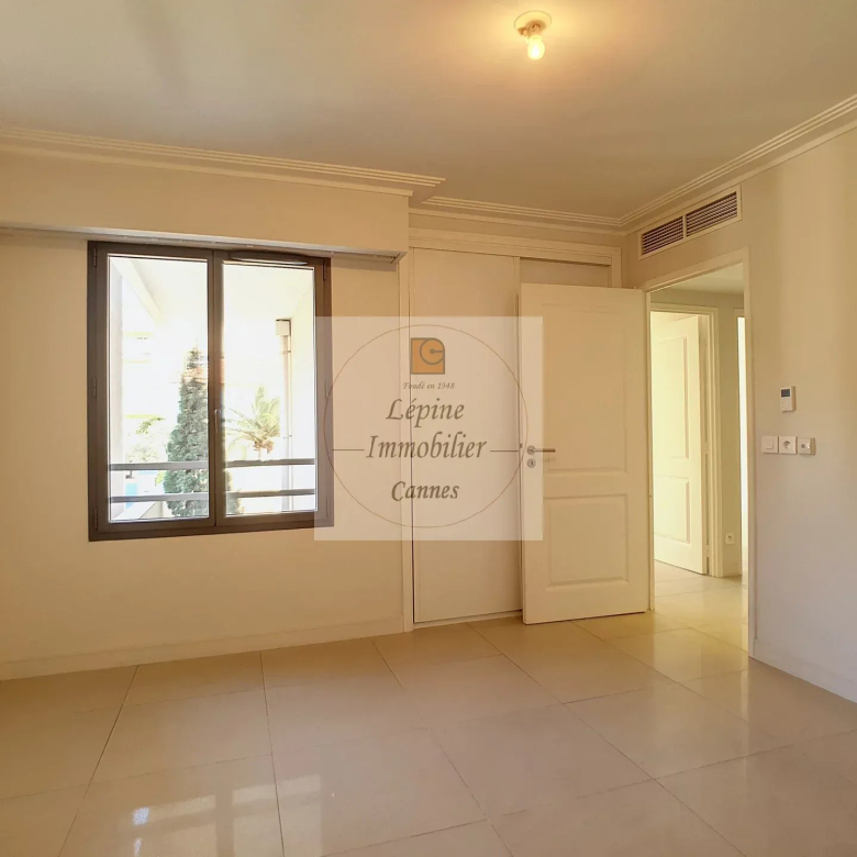 Cannes Palm Beach, 4P de 100m² avec double box.