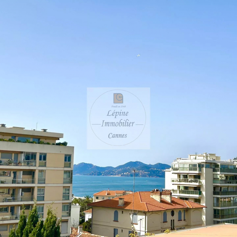 CANNES BASSE CALIFORNIE – BEAU 4 PIECES – PROCHE CROISETTE – AVANT DERNIER ETAGE