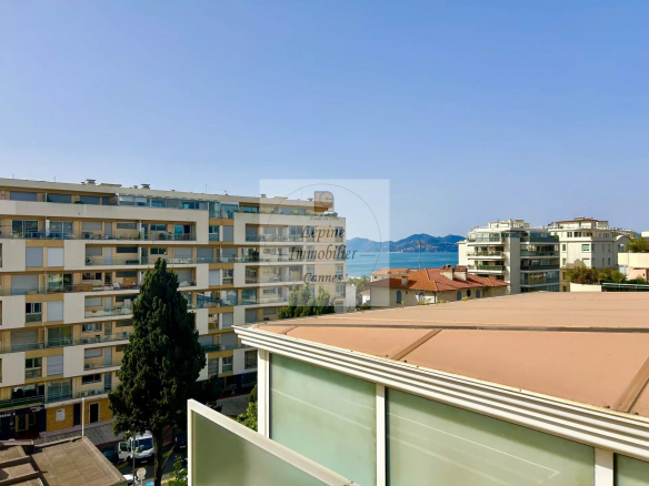 CANNES BASSE CALIFORNIE – BEAU 4 PIECES – PROCHE CROISETTE – AVANT DERNIER ETAGE