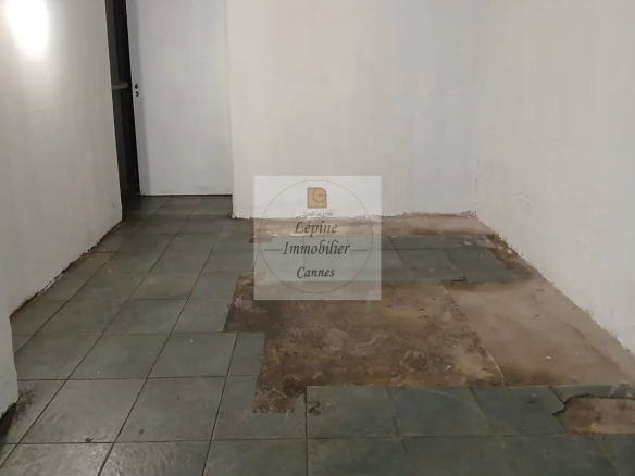 LOCAL COMMERCIAL A LOUER  – CANNES CARRE D’OR –