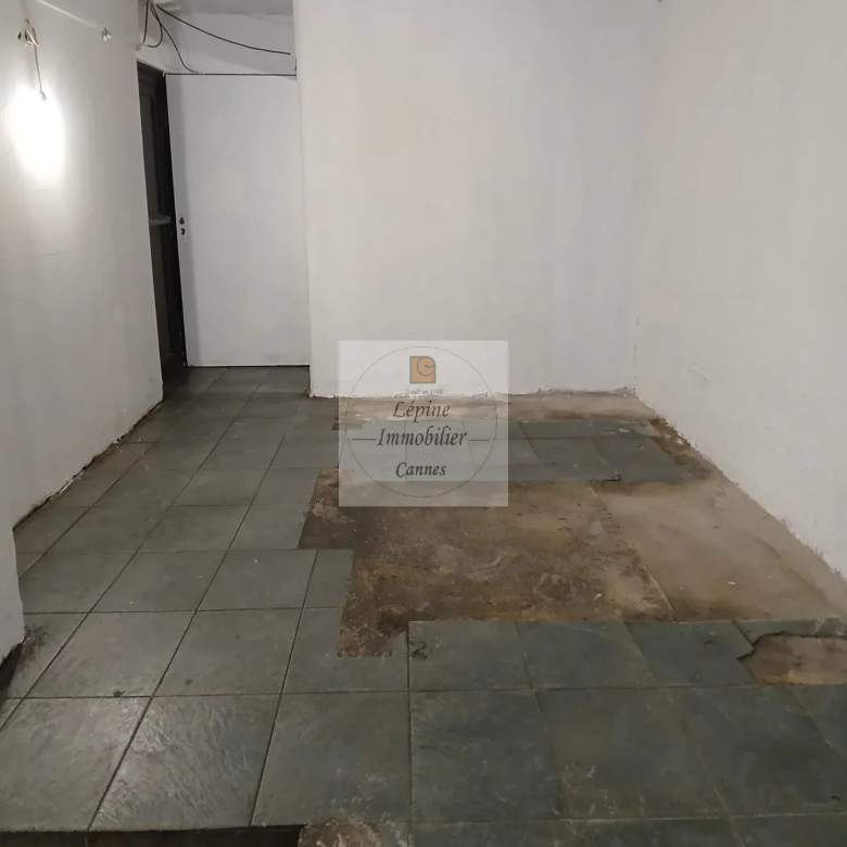 LOCAL COMMERCIAL A LOUER  – CANNES CARRE D’OR –