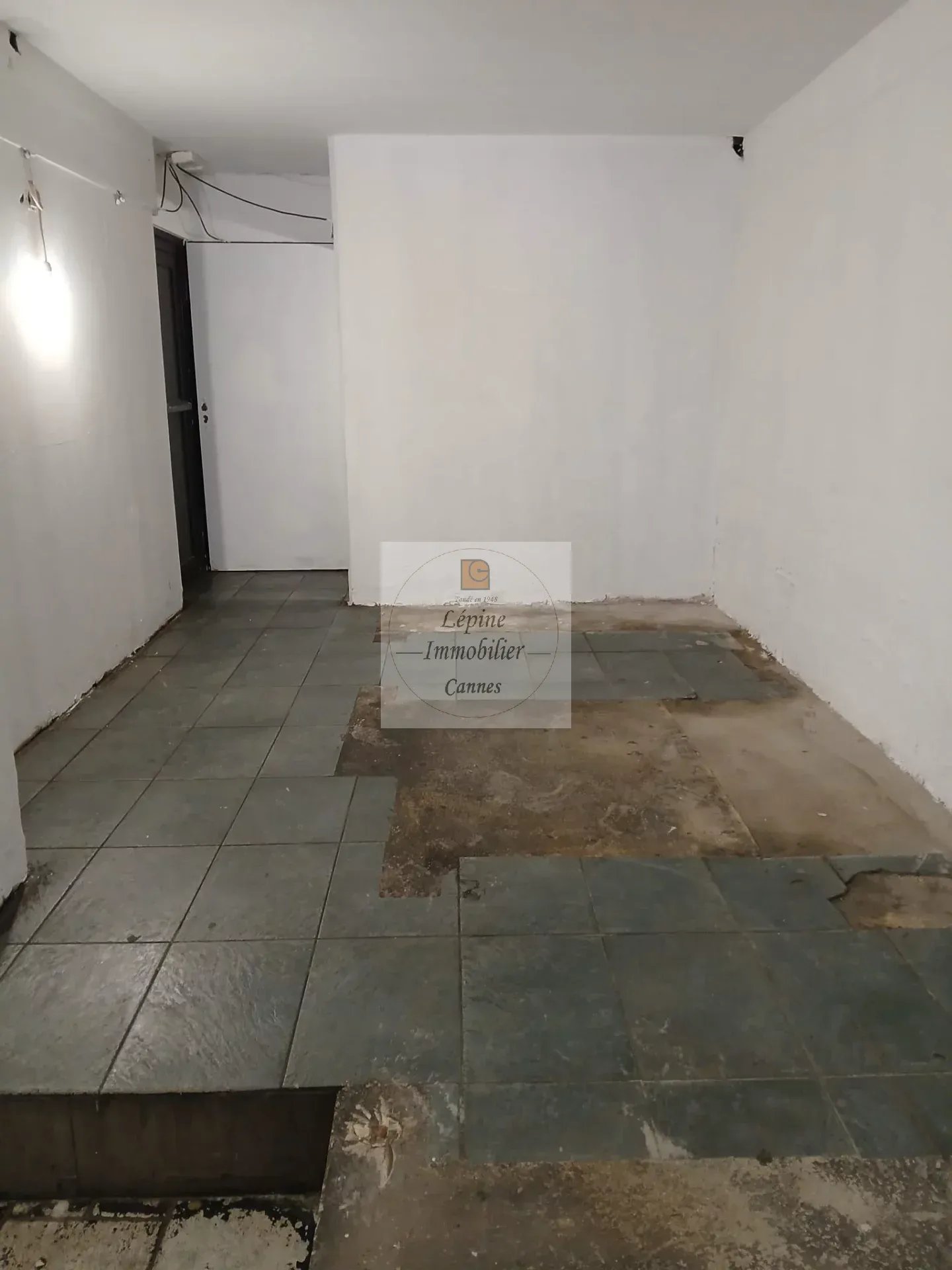 LOCAL COMMERCIAL A LOUER  – CANNES CARRE D’OR –