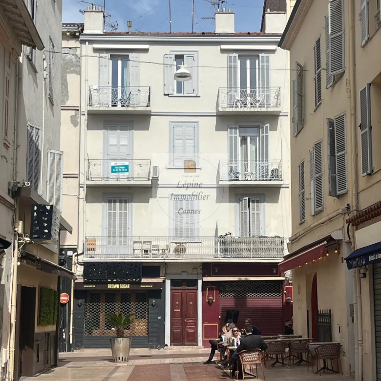 LOCAL COMMERCIAL A LOUER  – CANNES CARRE D’OR –