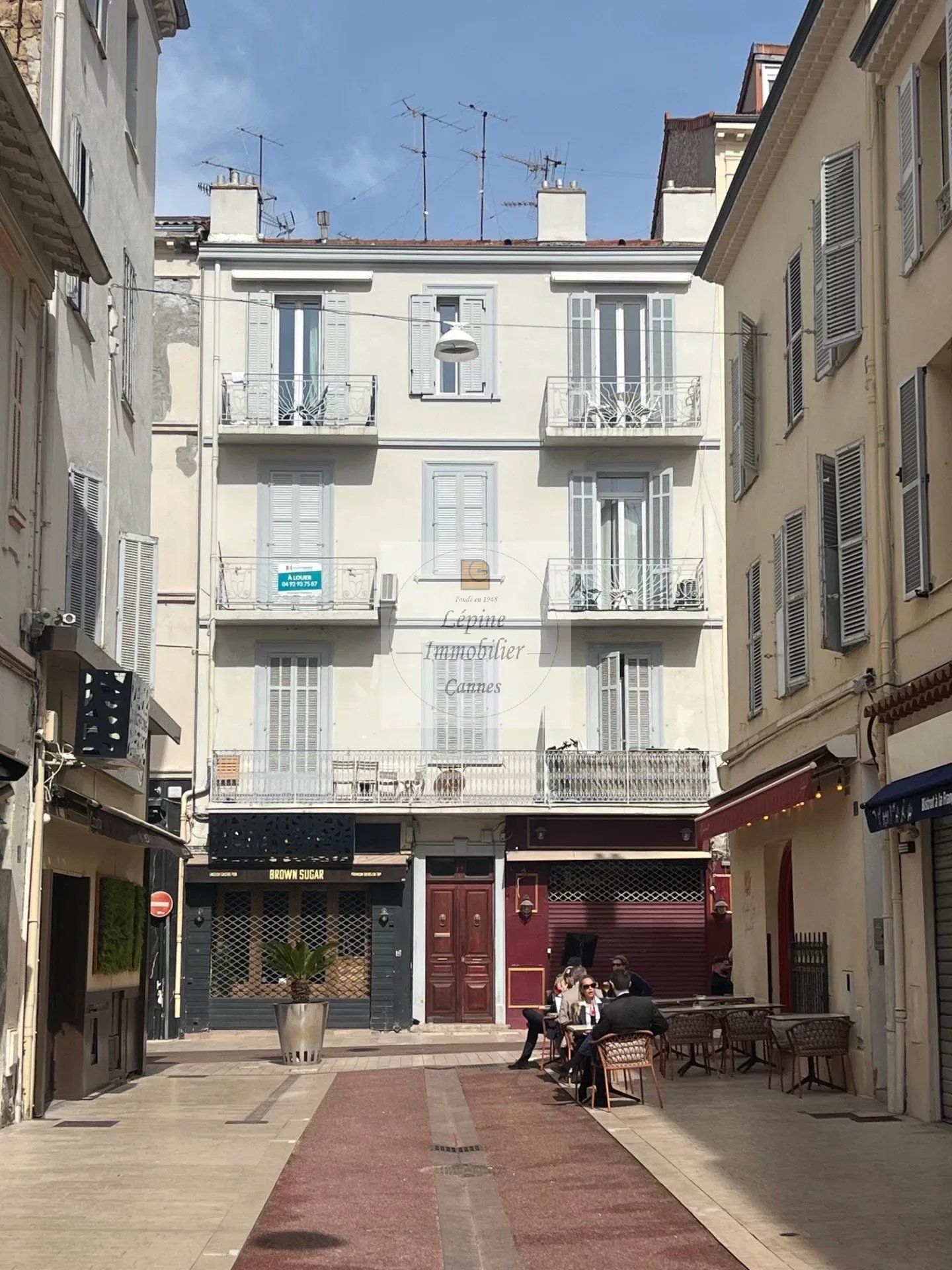 LOCAL COMMERCIAL A LOUER  – CANNES CARRE D’OR –