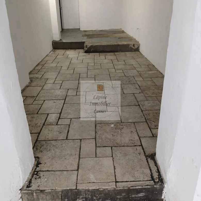 LOCAL COMMERCIAL A LOUER  – CANNES CARRE D’OR –