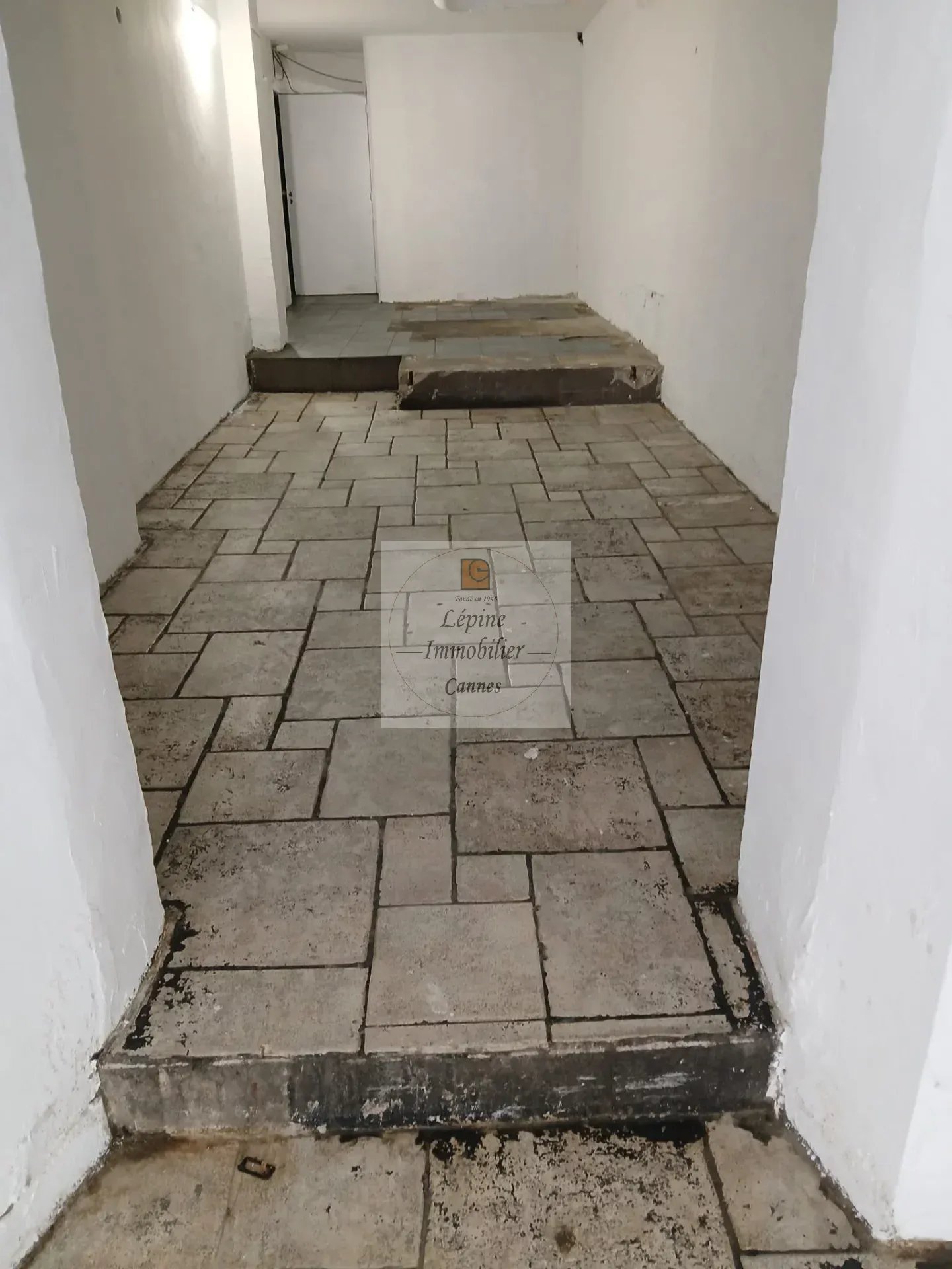 LOCAL COMMERCIAL A LOUER  – CANNES CARRE D’OR –