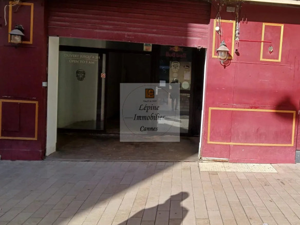 LOCAL COMMERCIAL A LOUER  – CANNES CARRE D’OR –