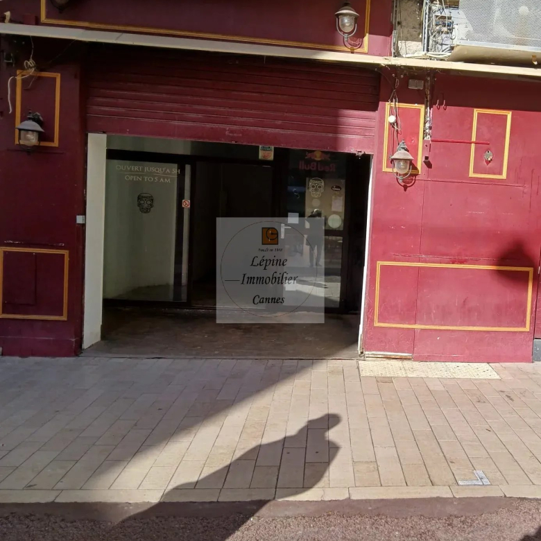 LOCAL COMMERCIAL A LOUER  – CANNES CARRE D’OR –