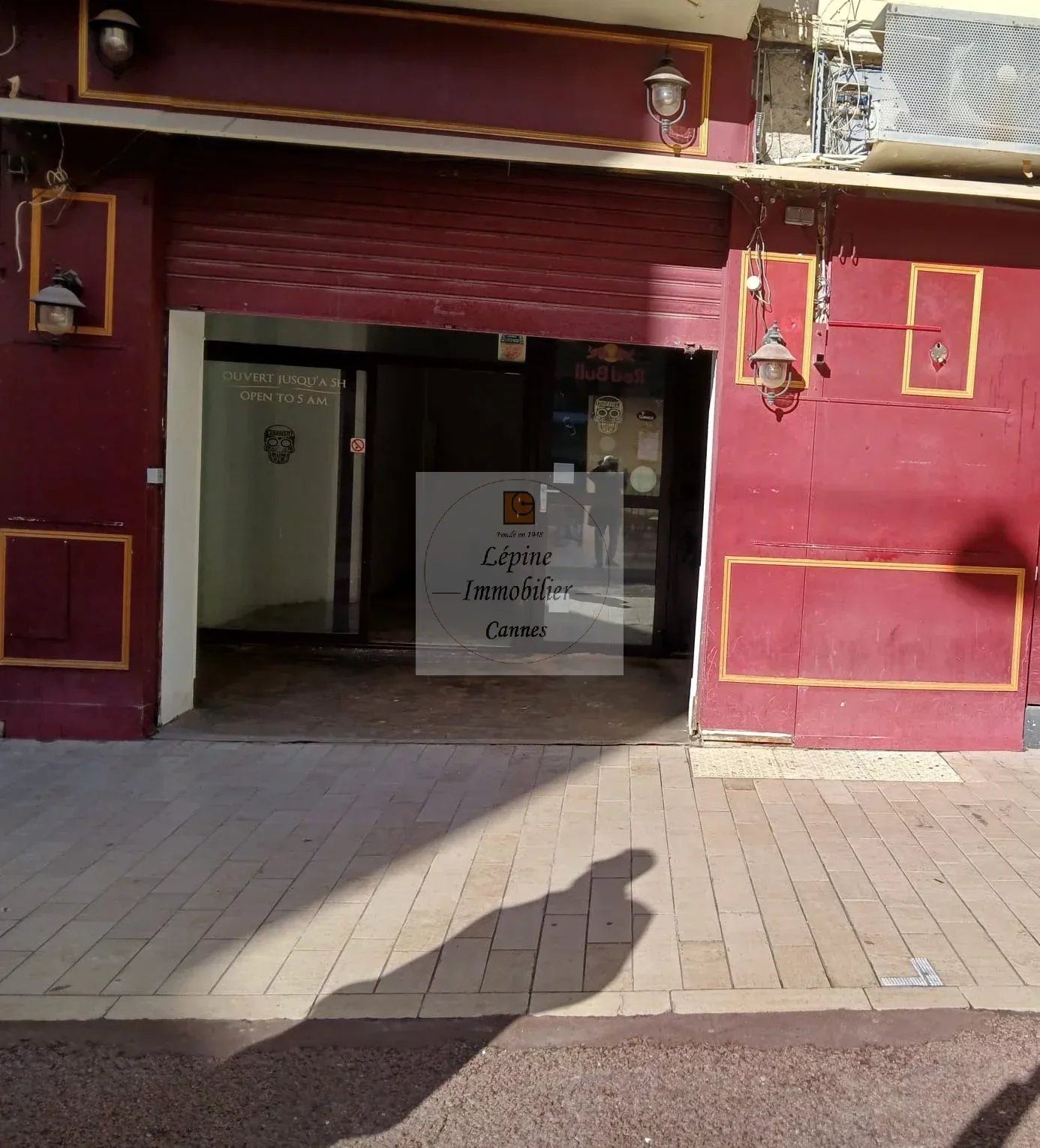 LOCAL COMMERCIAL A LOUER  – CANNES CARRE D’OR –