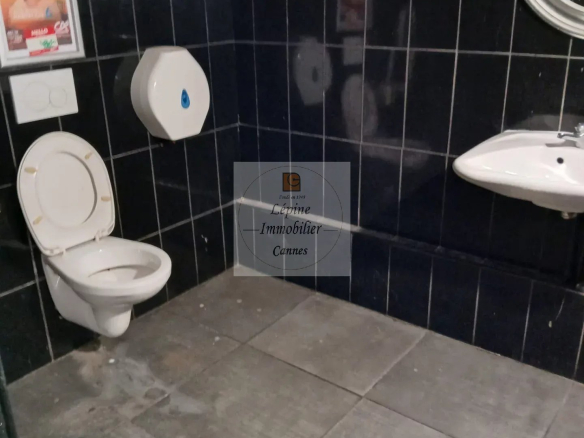 LOCAL COMMERCIAL A LOUER  – CANNES CARRE D’OR –