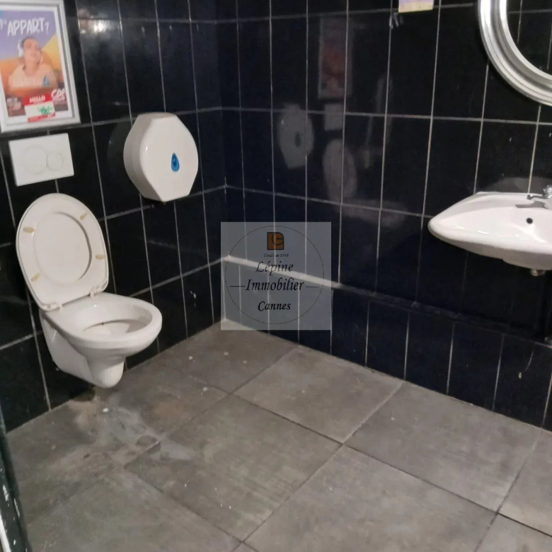 LOCAL COMMERCIAL A LOUER  – CANNES CARRE D’OR –